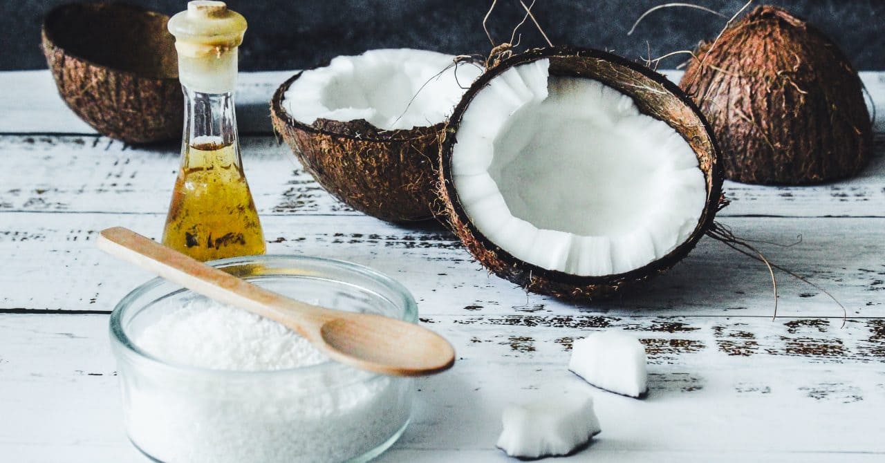 オイルやミルク、ジュースとしても有名なココナッツの効果とは？