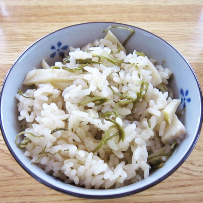 めひびと筍でシンプルな炊き込みご飯